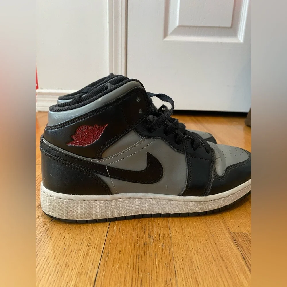 Air Jordan Black and Gray Sneakers Youth - Picture 3 of 6